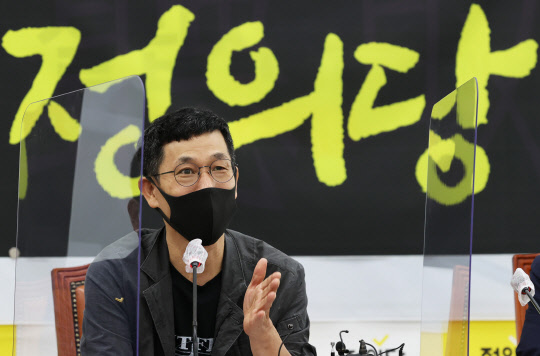 지난달 8일 진중권 전 동양대학교 교수가 서울 여의도 국회에서 열린 '직설청취, 2022 대선과 정의당'에서 초청 강연을 하고 있다. 연합뉴스.